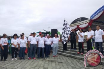 Bupati dan Ratusan Masyarakat Ikuti Jalan Sehat Bank Kalteng