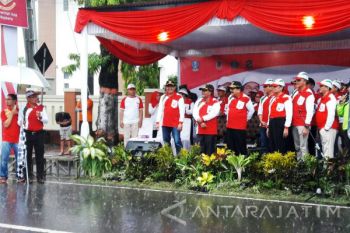 Hujan Deras Iringi Pemberangkatan Gerak Jalan Mojokerto-Surabaya