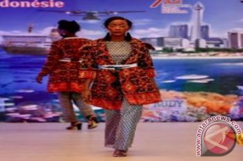 Pragawati Senegal peragakan busana batik dan tenun 