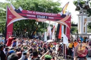 Masakan Khas Padang Disajikan Kepada Peserta dan Penonton TdS 2017