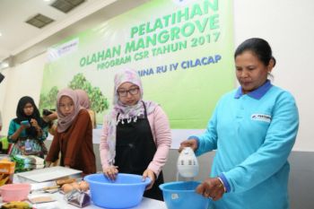 Pertamina Latih Masyarakat Olah Pangan Berbahan Mangrove 