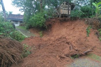 Jalan Desa Matenggeng Cilacap Tertutup Longsor