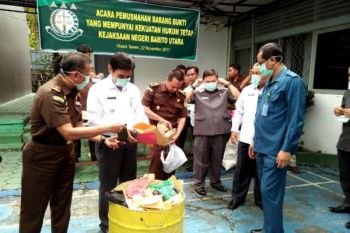Kejaksaan Muara Teweh Musnahkan Barang Bukti