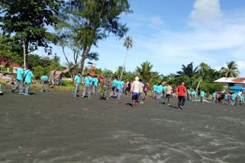 Polisi bersama warga bersihkan lingkungan pantai Sarmi 