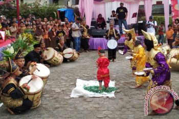 Di Agam, Pebalap TdS Dihibur Atraksi Injak Kaca