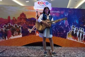 Disney Indonesia Gandeng Seniman Bali Membuat Gitar Ukir