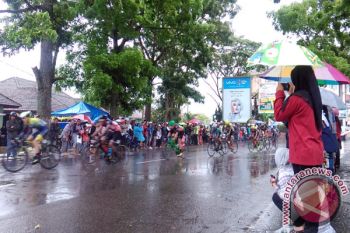 Tak Ingin Melewatkan TdS, Warga Bukittinggi Rela Saksikan Balapan Meski Diguyur Hujan