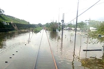 Sejumlah KA Lintas Selatan Terlambat Akibat Banjir Porong