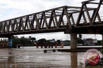 Debit air sungai Barito naik, tongkang dilarang lewati bawah Jembatan