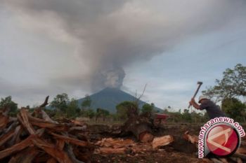 PVMBG amati dua lubang asap di Gunung Agung