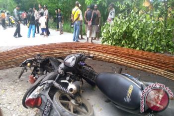 Pengendara motor tertimpa rangka besi proyek Bandara Mozes Kilangin