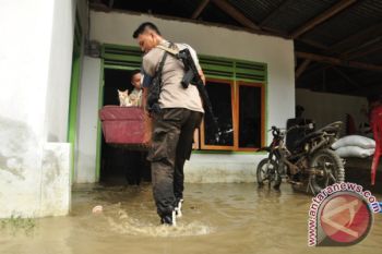Aparat pemerintah dan warga bekerja bakti pasca-banjir Parimo