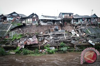 Hujan deras akibatkan longsor di beberapa lokasi