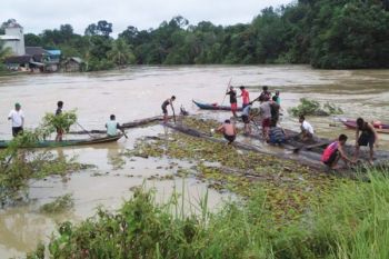 Warga Sabuh Tenggelam saat Banjir Sungai Teweh