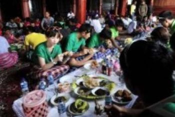 Pebalap TDS Nikmati Makan "Bajamba" Di Istano Basa Pagaruyung 