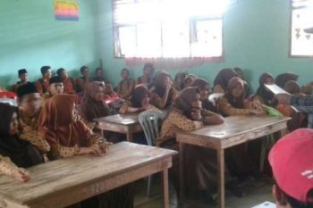 Ribuan Komik Cegah Karhutla Dibagikan di Pulau Padang