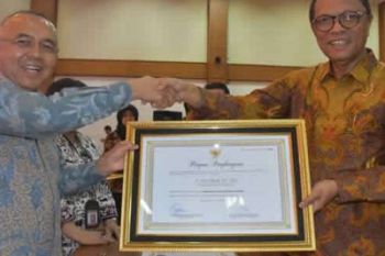 Sukses Kembangkan Program Gerakan PAUD Berkualitas, Bupati Kampar Terima Penghargaan