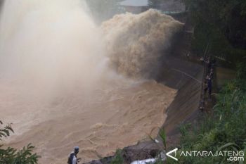Pintu Air Waduk Gajah Mungkur Wonogiri Dibuka      