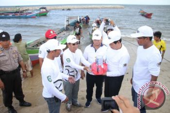 Nelayan Ujung Pandaran Kotim Antusias Dibantu Wartawan Cat Perahu