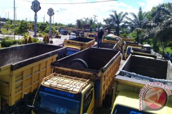 Terkait Kebijakan Gubernur Kalteng, 100 Sopir Truk Sampit Lakukan Aksi "Stop Kiri" 