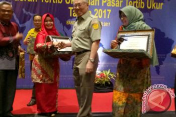 Pasar Padang Baru Agam Terima Penghargaan Tertib Ukur Nasional