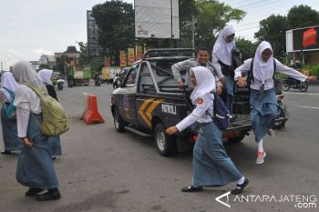 Kendaraan Dinas Pemkot Angkut Pelajar