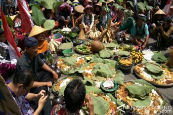 Warga Tuntut Pencabutan Izin Pabrik Semen Pati