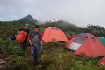 Kapolda Sulsel Berikan Penghargaan 10 Pendaki Difabel 