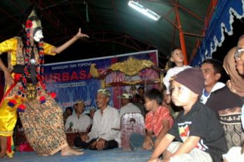 Penampilan Nani Topeng Cirebon Memukau di Paris
