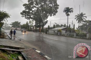 BMKG: Hujan disertai petir berpotensi terjadi di sebagian Papua Barat