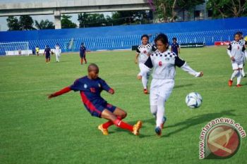 Serunya nonton pertandingan sepak bola wanita  