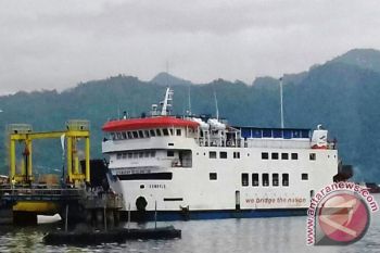 Gelombang Tinggi Pengaruhi Aktivitas Penyeberangan Padang-Mentawai