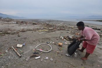 Wisatawan keluhkan sampah di Pantai Glagah