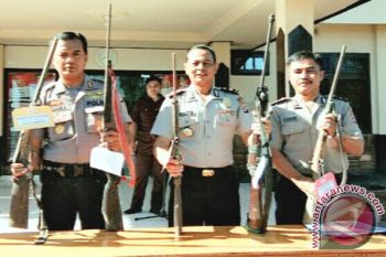 Masyarakat Lamandau Serahkan 13 Pucuk Senjata Rakitan ke Aparat