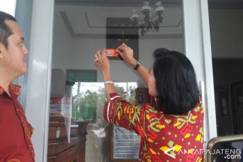 Hari Antikorupsi di Temanggung Diwarnai Bagi-bagi Bunga