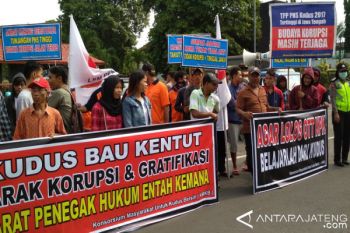 Masyarakat Kudus Tuntut Pemkab Wujudkan Pemerintahan yang Bersih (VEDIO)