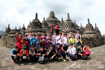 Atlet Mancanegara Peserta Superliga Junior Kunjungi Borobudur