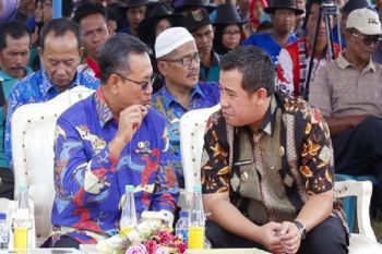 Bupati Pesawaran Gunakan Hak Pilih di TPS 21 Tanjungkarang Timur
