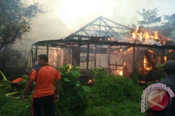 Rumah Terbakar Saat Hujan Deras di Sampit