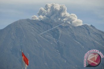 Gunung Agung Embuskan Asap 17 Kali