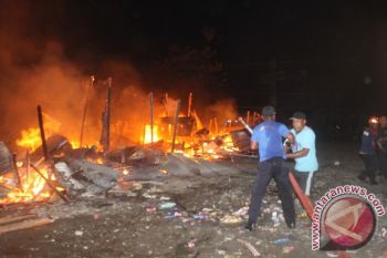 Belasan kios di Pasar Sp2 hangus terbakar
