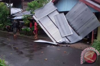 Angin Kencang Timbulkan Kerusakan di Sampit