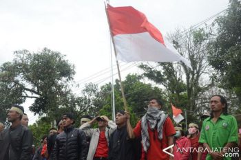Puluhan Buruh Perusahaan Kayu Tuntut Pembayaran Tunggakan Gaji