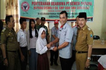 Semen Padang Serahkan Beasiswa 50 Pelajar Lampung 