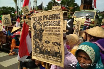 Warga Pati Tuntut Bupati Tak Perpanjang Izin Semen (VIDEO)