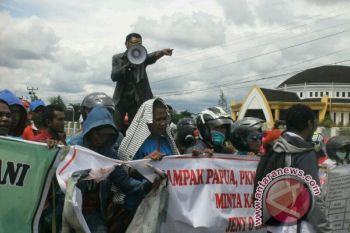 Ratusan guru honorer Mimika blokade jalan