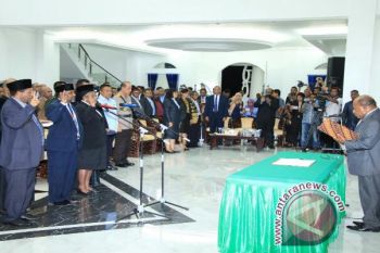 Gubernur Papua lantik Ketua MRP Timotius Murib