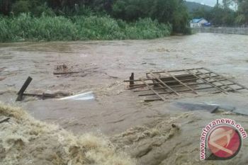 Empat Rumah Warga Malutu Roboh Diseret Arus Sungai