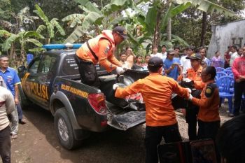 Basarnas Evakuasi Korban Tewas Tenggelam di Pantai Jetis