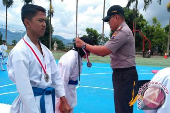 Kapolres Solok Selatan Serahkan Penghargaan Atlet Forki&Acirc;&nbsp;